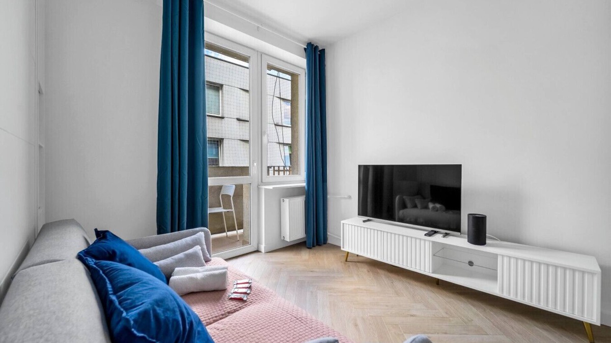 Nowa Praga Apartment | Koneser Apartment - Workspace, Balcony, Subway