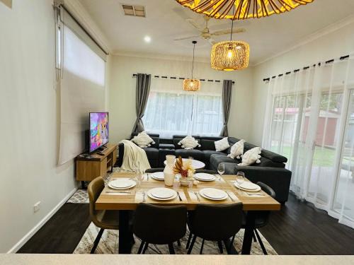 Dubbo House | Kookaburra Door