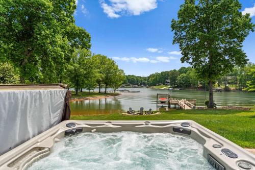 Lake Norman of Catawba House | Kool Breeze by AvantStay Boat Ramp Hot Tub