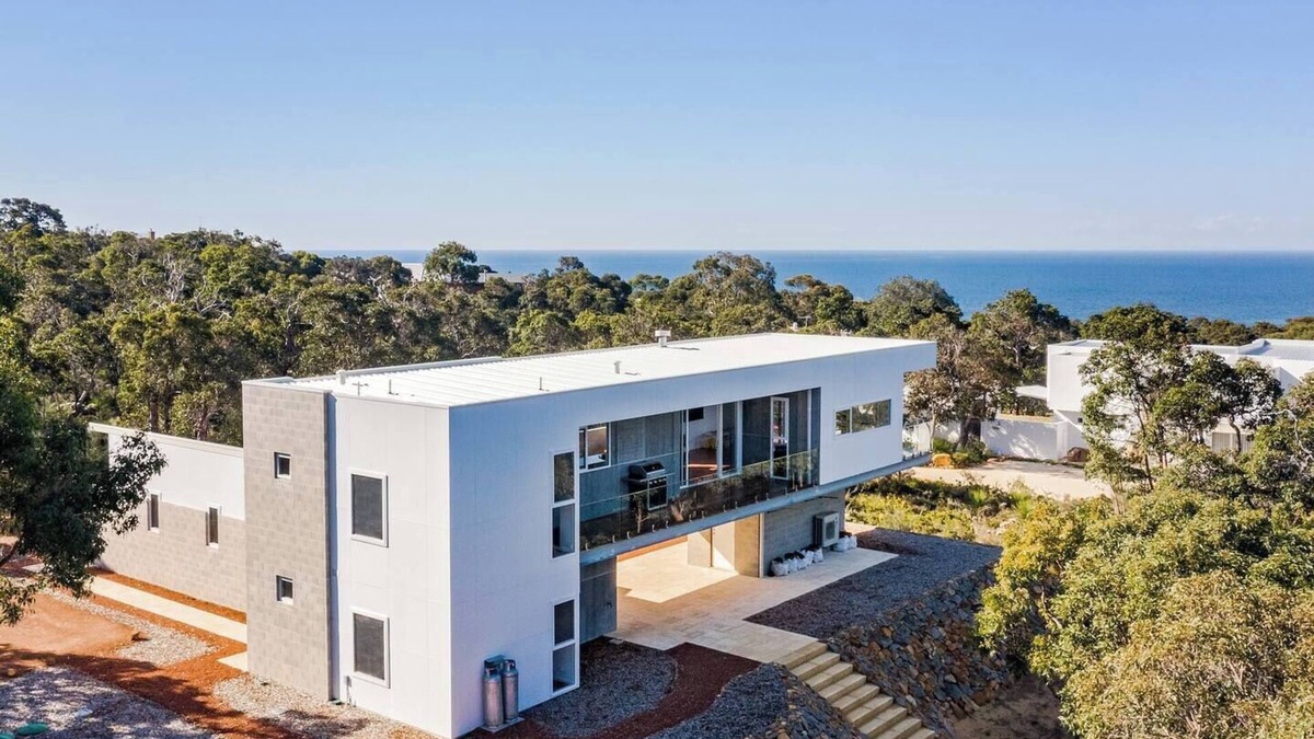 Eagle Bay House | Koolbardi Bushland Retreat near Pristine Beaches