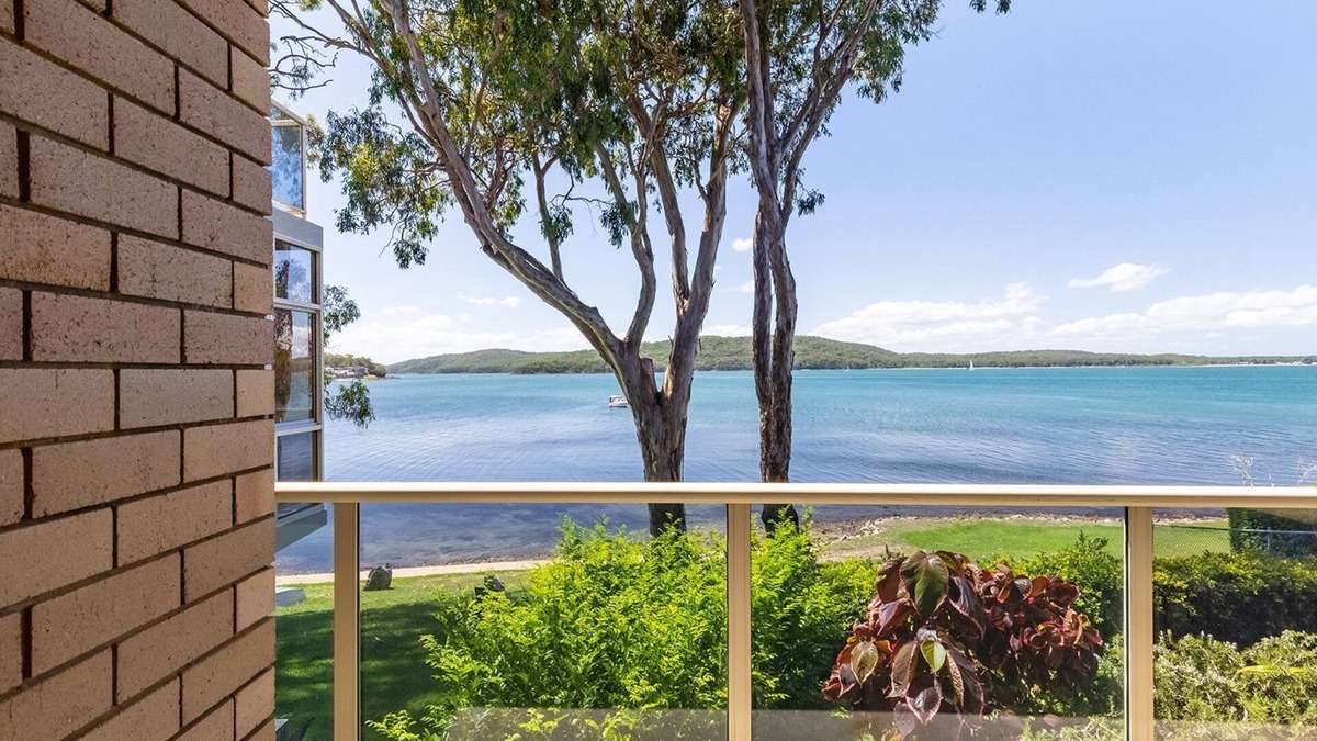 Soldiers Point Apartment | Kooringal 6, 105 Soldiers Point Rd - waterfront unit
