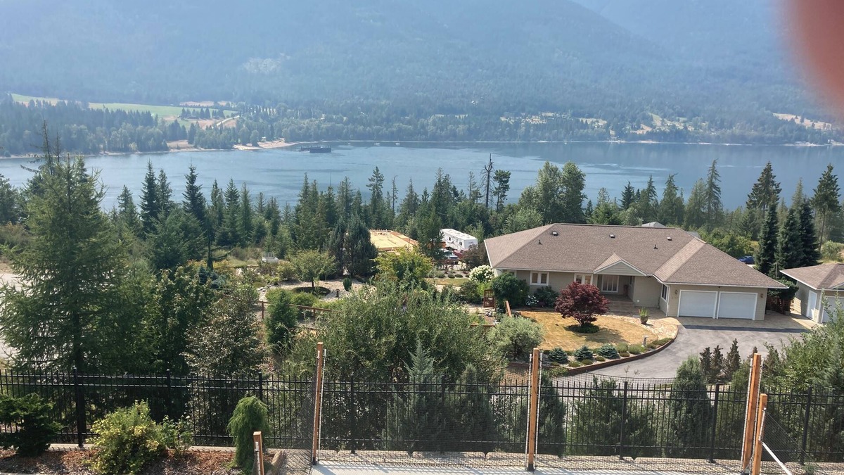 Balfour Apartment | Kootenay Wild Guest Suites - West Arm Suite
