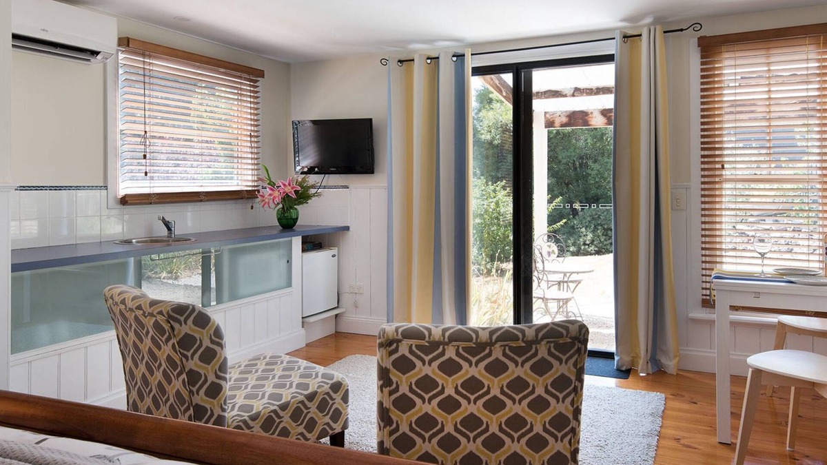 Hepburn Apartment | Koovelly Garden Studio- cosy retreat