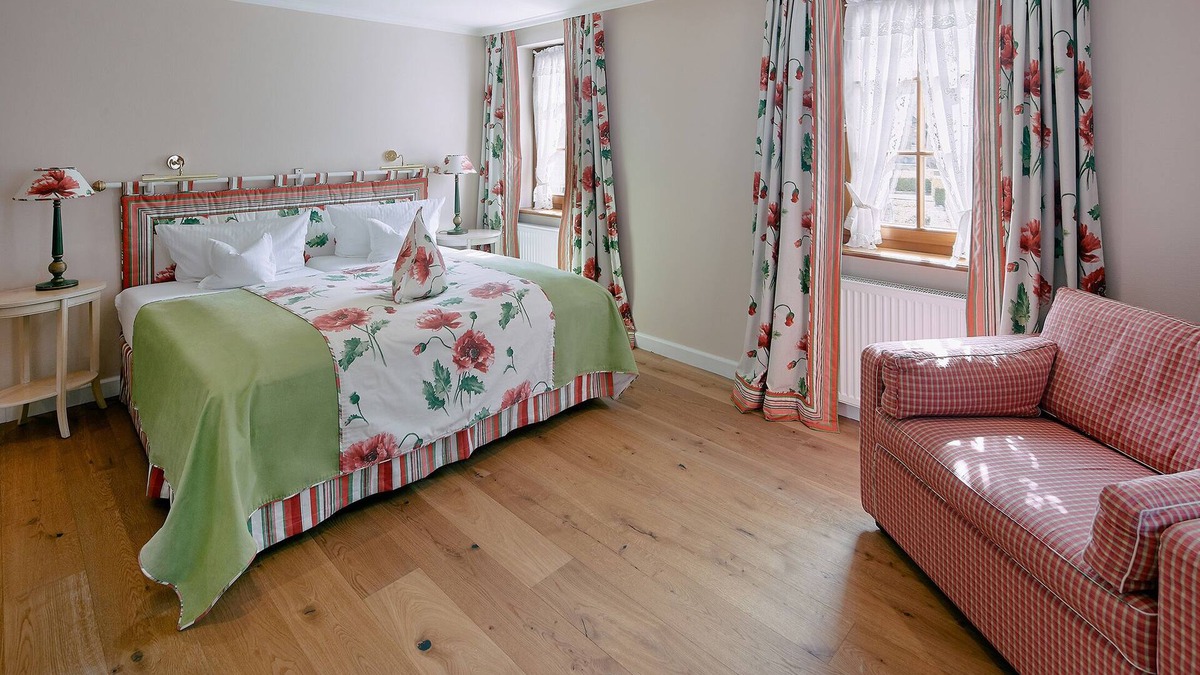 Erpfingen Apartment | Kornberg junior suite with balcony, 28 sqm, bathroom with rain shower