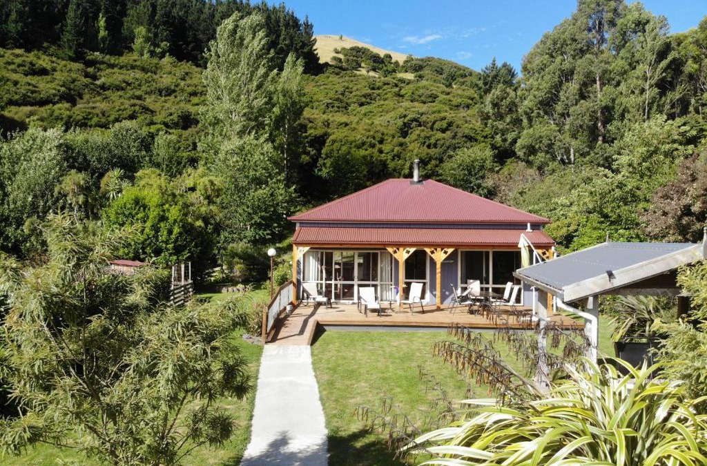 Little River House | Koromiko Cottage at Lochsloy Farmstay Little River