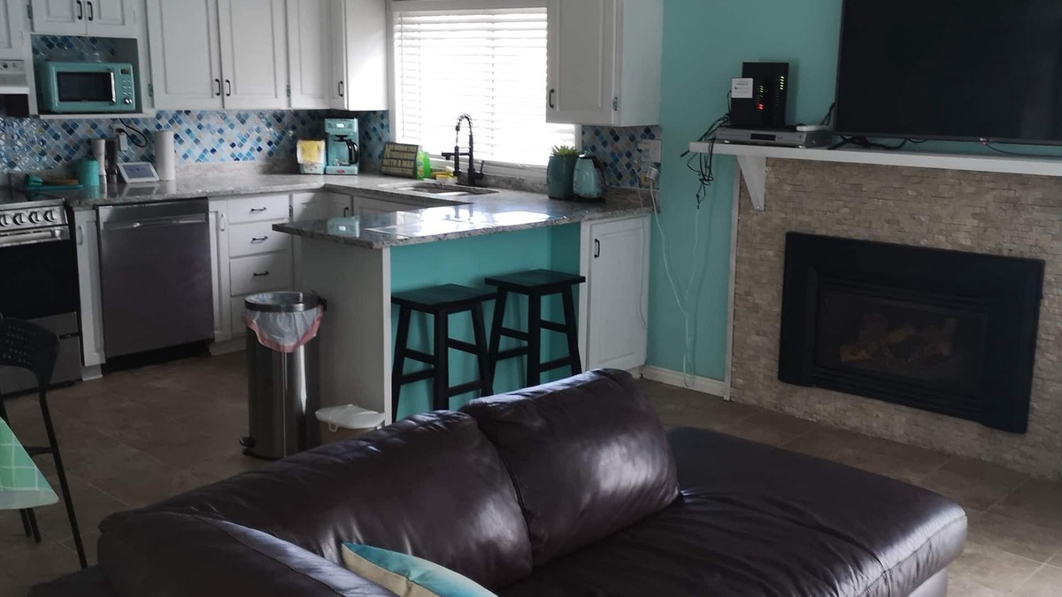 Turkey Point House | Kosecki Kabana - 3 mins to the beach on the main strip of Turkey Point