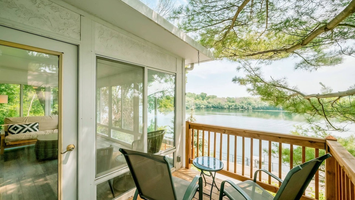 Plymouth Cottage | Koselig Cottage on Medicine Lake w/Chef's Kitchen, Coffee Bar, Arcade & Dock