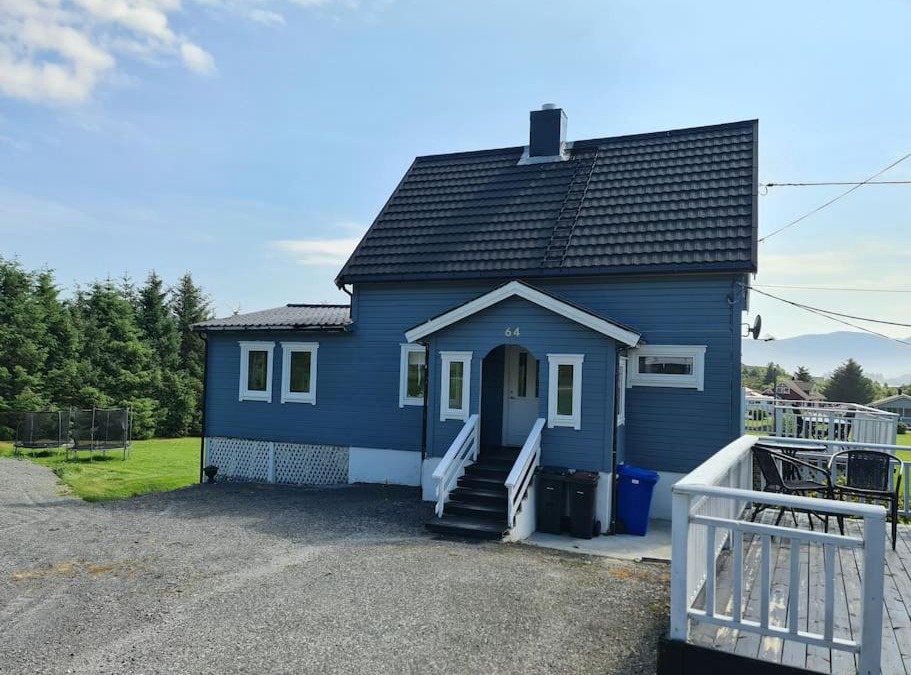Heroy House | Koselig hus med hage i Herøy på Sunnmøre.