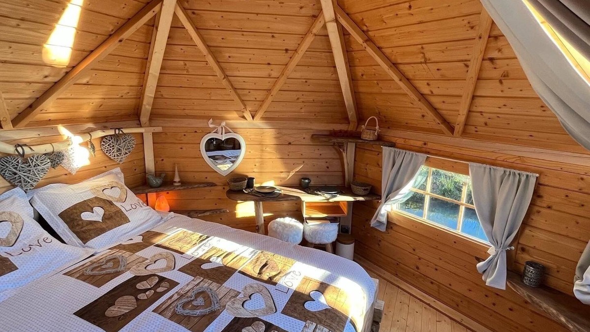 Mesnil Sous Les Cotes Cabin | Kota room with wood-heated Finnish spring-water bath