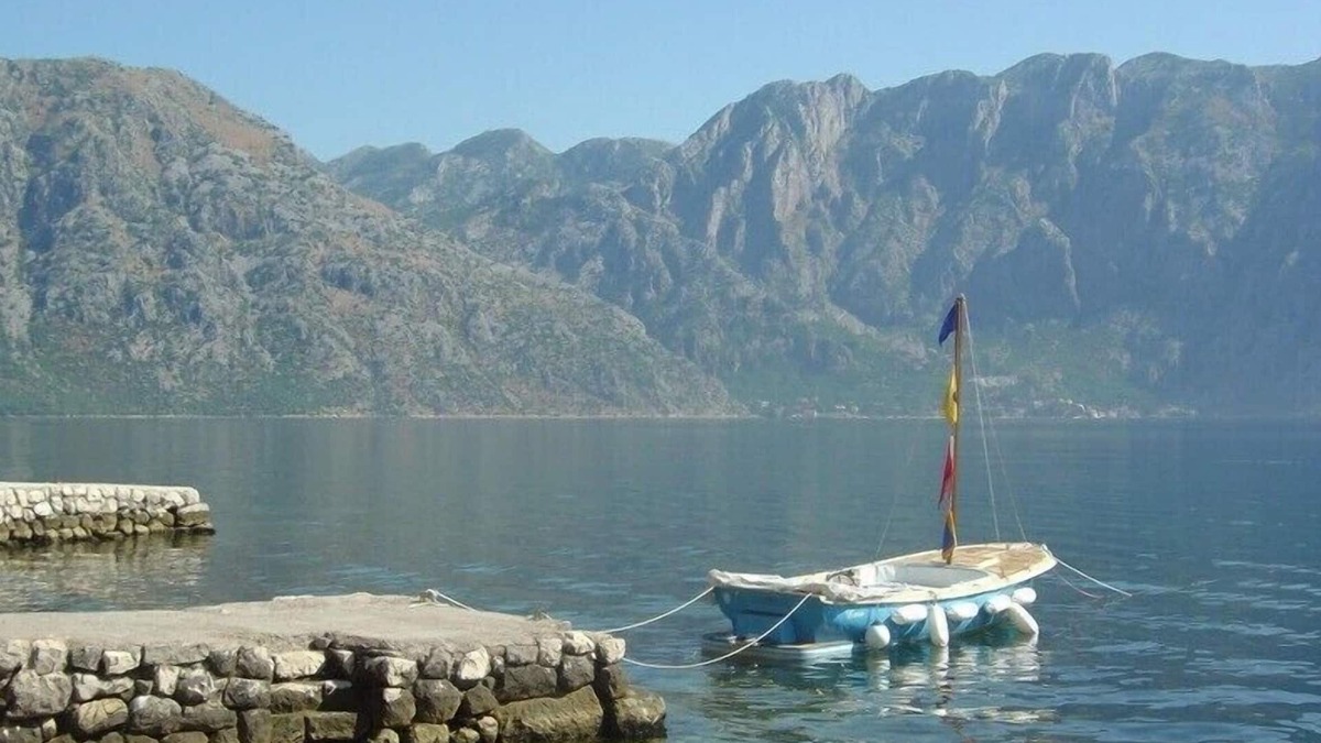 Prcanj Villa | Kotor Villa water's edge! Swimming jetty, beach+amazing views 6-14 in 6 bedrooms