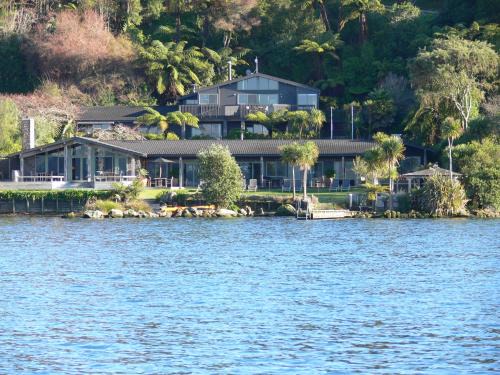 Kawaha Point Bed & Breakfast | Koura Lodge