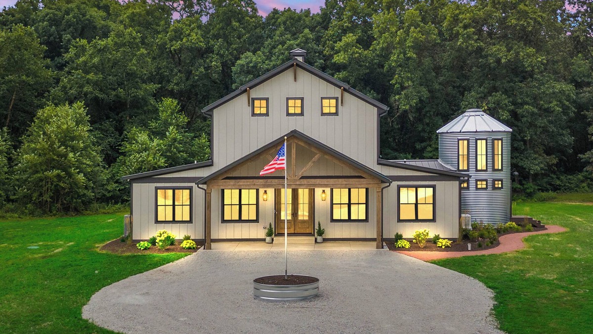 Tefft House | Kouts Home: High-End Retreat in Secluded Setting