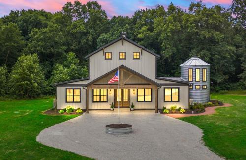 Tefft House | Kouts Home High-End Retreat in Secluded Setting