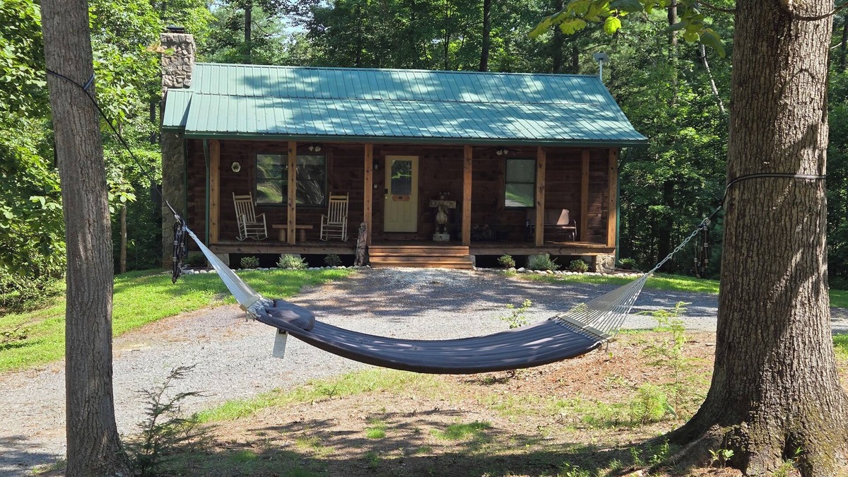 Reva Cabin | Kovi Bear Cabin near Shenandoah NP, wineries & restauraunts with Wi-Fi