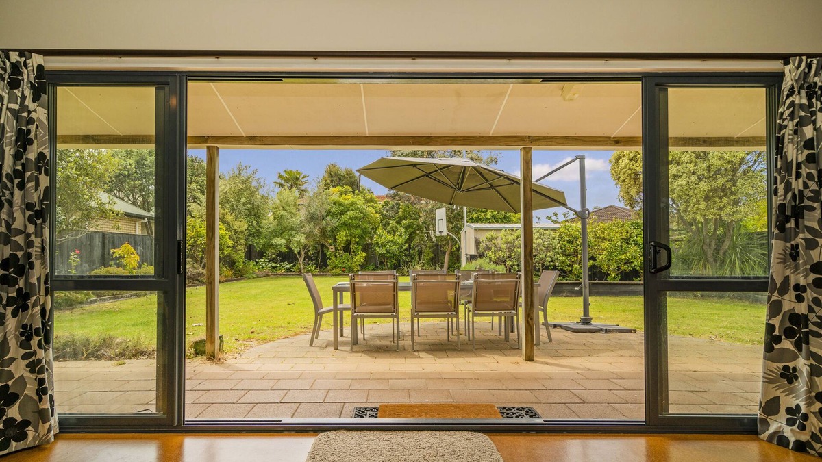 Matarangi Cottage | Kowhai Corner - Matarangi Holiday Home