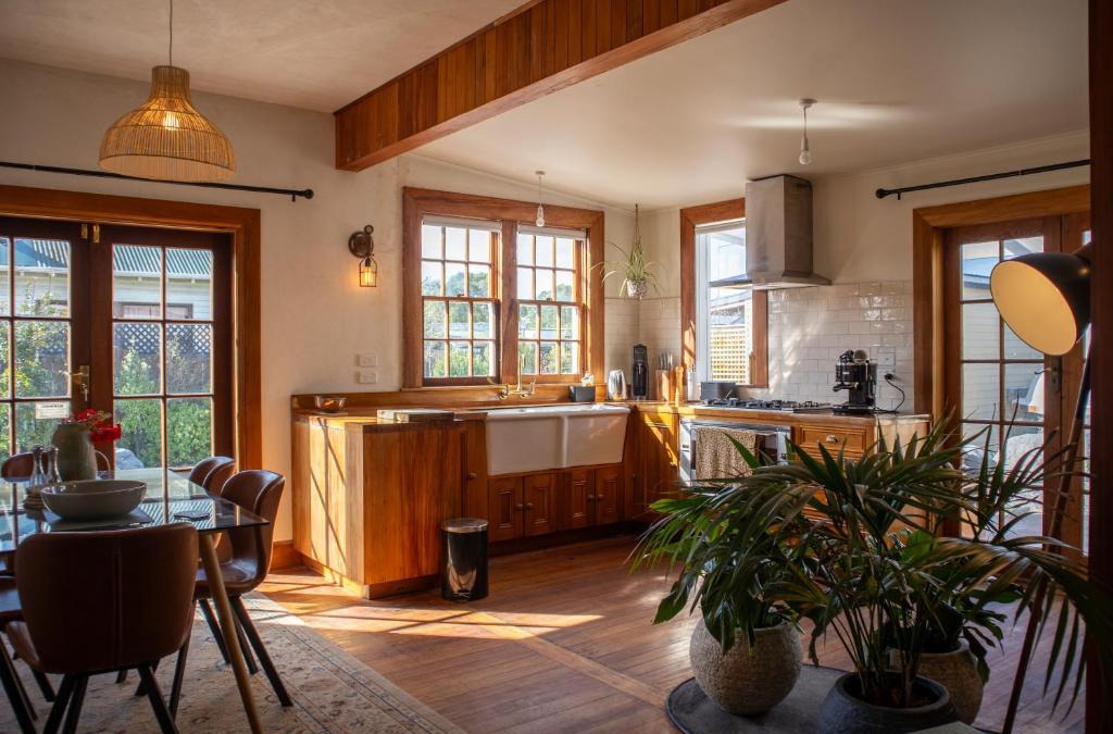 Kaikoura House | Kowhai Cottage Pizza Oven Central