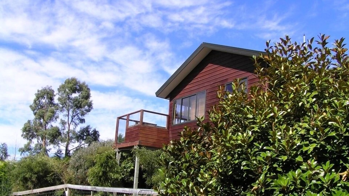 Mount Ruapehu Ski Area House | Kowhai Cottage Pukawa - Pet friendly at the lake