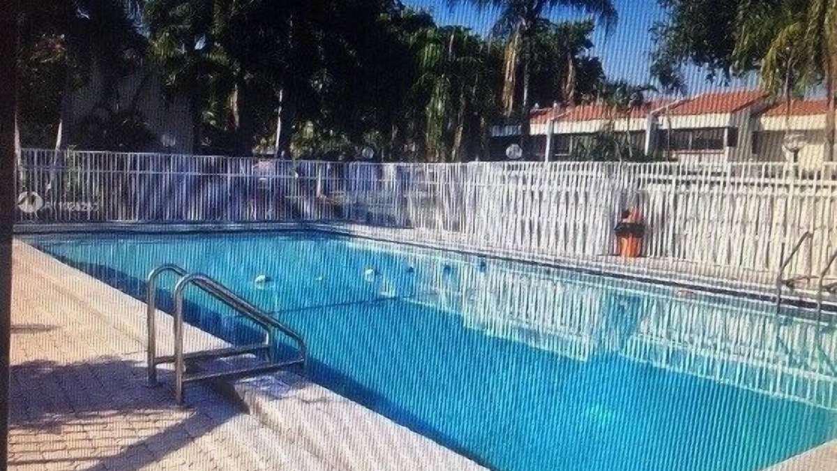 Inverrary House | Kozy and Charming Private Room in Townhouse with a gym and pool