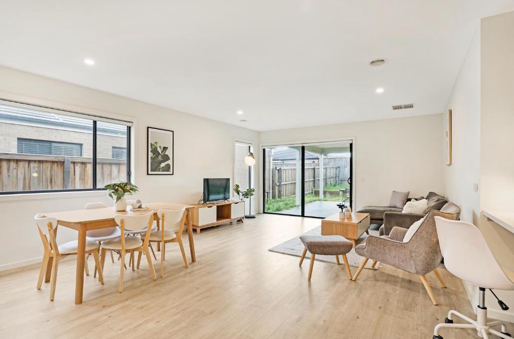 Greenvale House | KOZYGURU Greenvale VIC Roomy Charming 7 Bed House + Free Parking VGR021