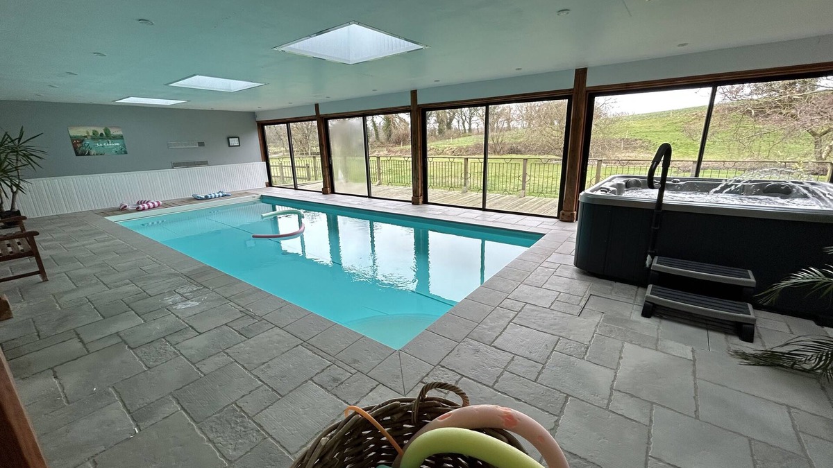 Saint-Nicolas-du-Pelem House | KRAOU TOMM character gîte in the countryside with indoor pool and spa