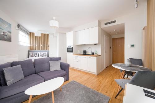 Muranow Apartment | Krasiński Garden Deluxe Studio by BookingHost