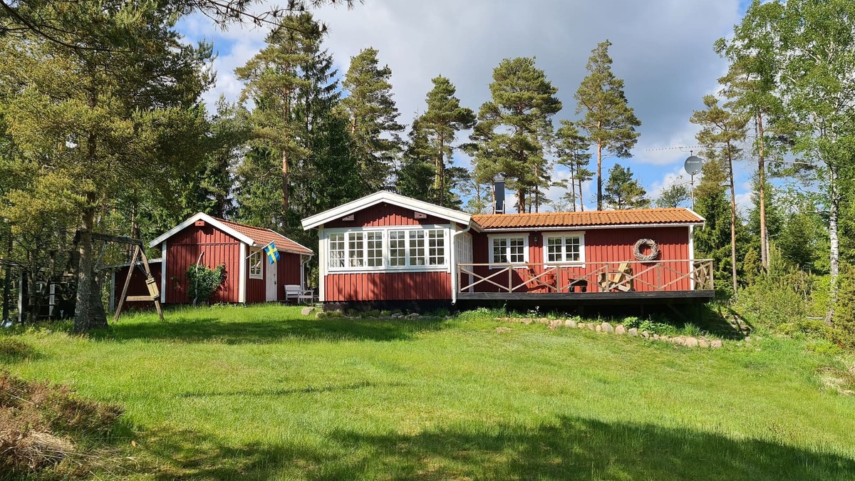 Knared House | Krokån hus - vacation in the countryside and on your own riverbank