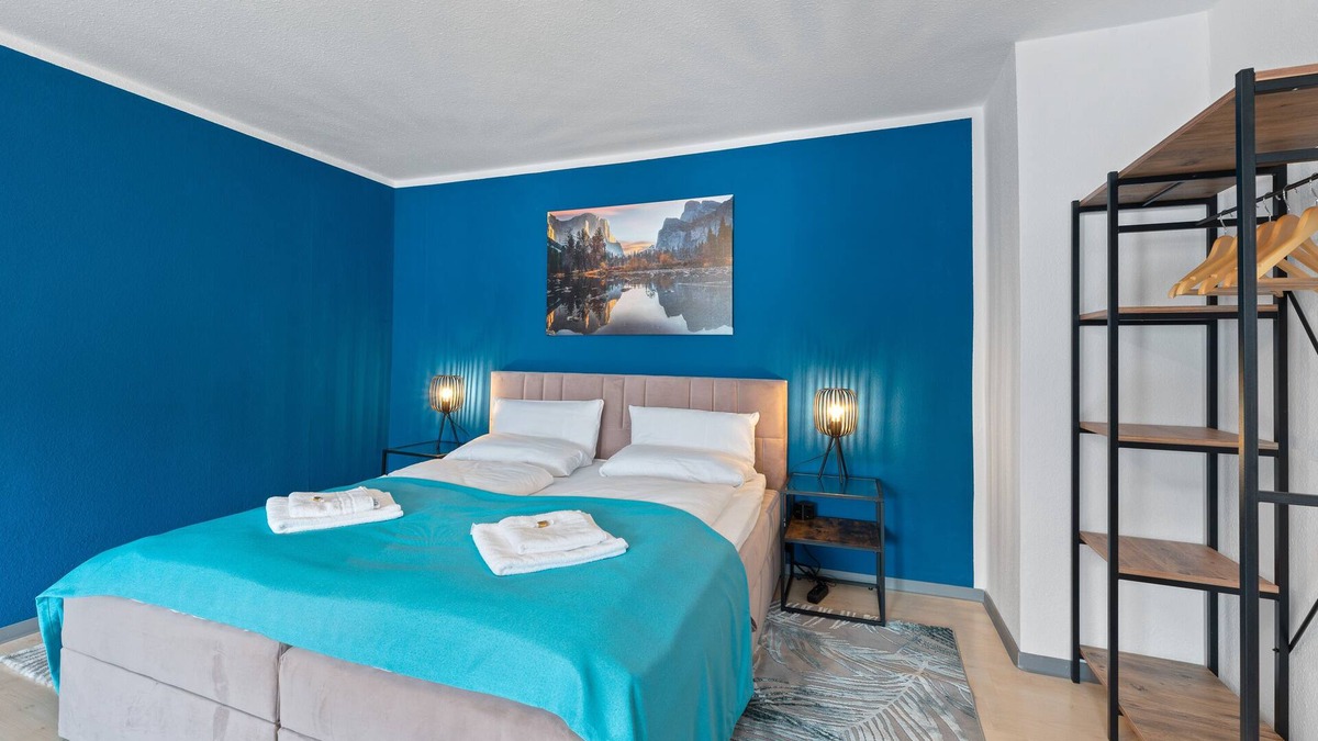 Innenstadt Apartment | Krone - ES Bhf - 2Zi & 90m2 & 6xPrs - Balcony - 65 "TV & Netflix