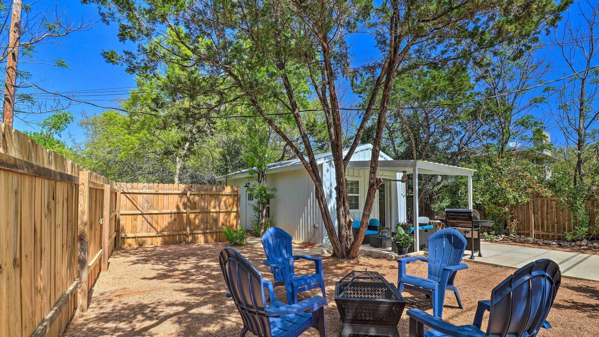 Hudson Bend Cottage | 'Krow's Nest' - Sunny Cottage w/ Lake Access!
