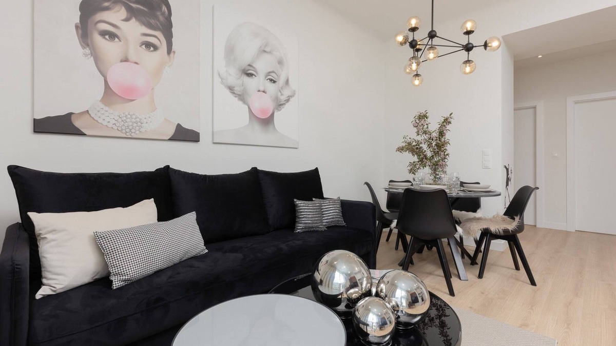 Srodmiescie Apartment | Krucza 51 | Comfortable Apartment | Desk