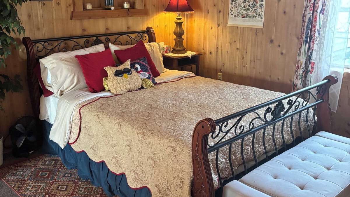 Delong Cabin | Krueger's cozy cabin in charming Monterey on the Tippecanoe River
