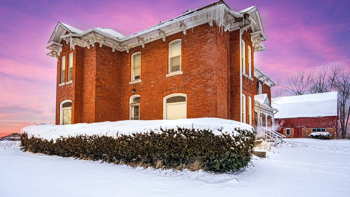 Fonthill House | KS Divine's Farmhouse Lookout Near Niagara Falls !