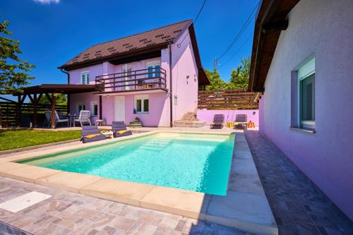 Klake Ski Chalet | Kuća za odmor s bazenom TeriHy