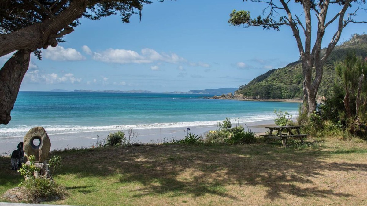 Kuaotunu House | Kuaotunu Beachfront - prime location for a great holiday!
