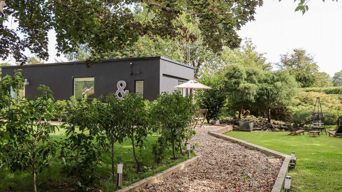 Tring Cottage | KUB HOUSE, luxury holiday cottage in Wigginton, Hertfordshire