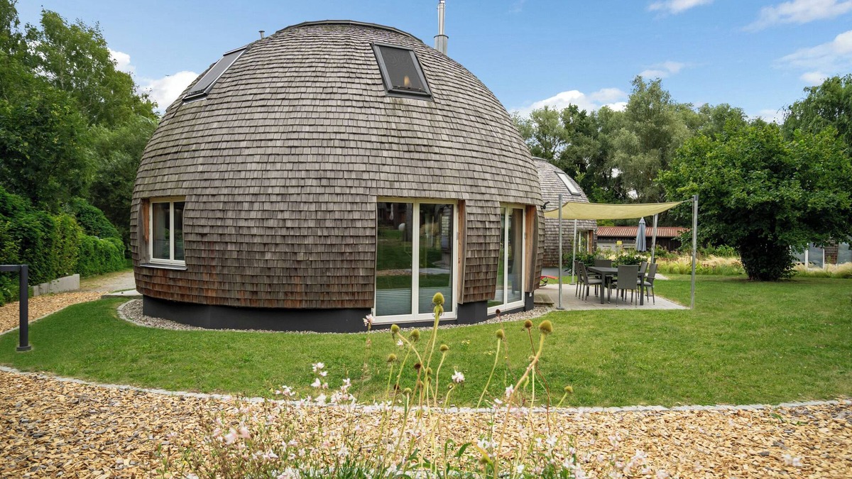 Muritz House | Kugelhaus EOS - sauna, 2 bathrooms, south-facing terrace & garden on Lake Tollensesee