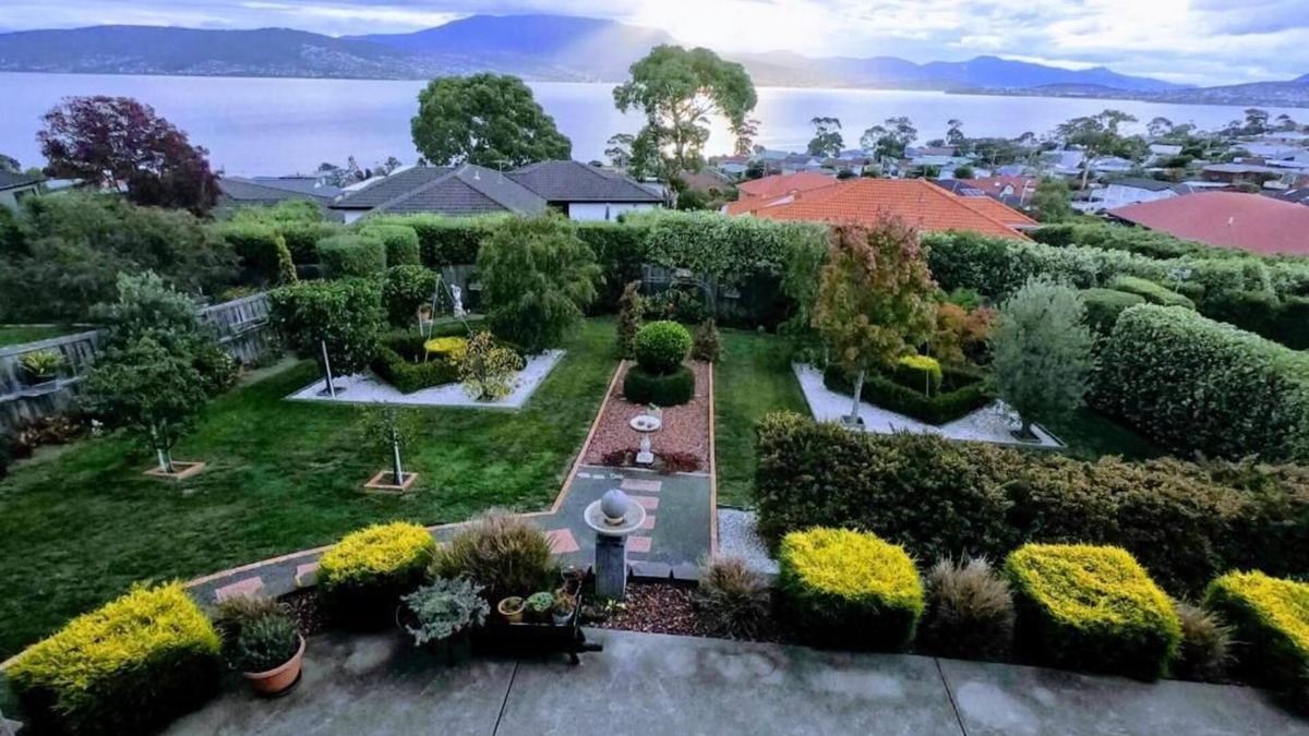 Howrah House | Kunanyi horizons - Hobart