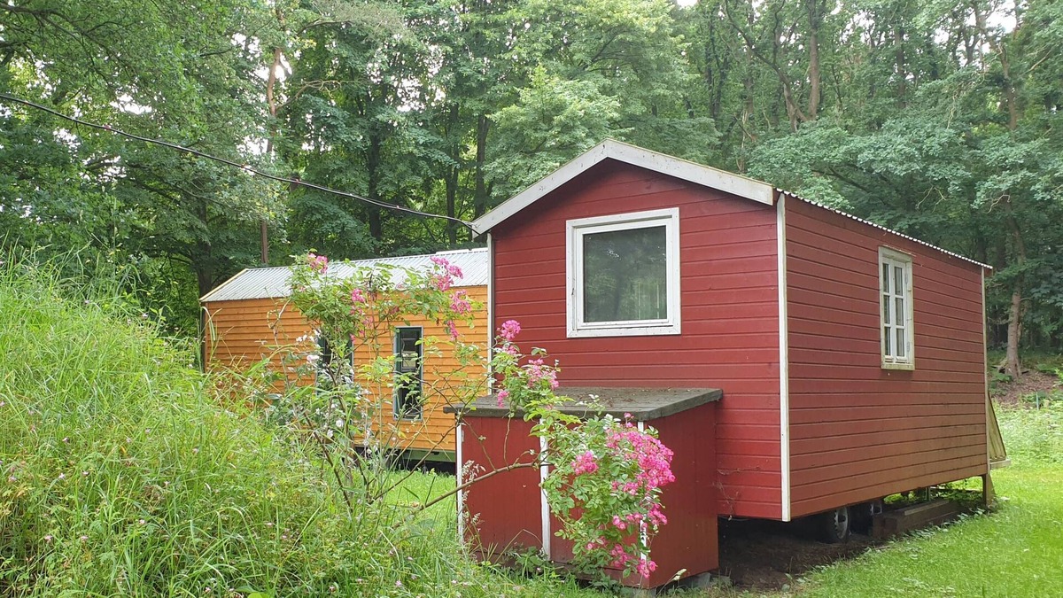 Nutteln Cabin | Kuscheliges Schwedenrotes Tinyhaus zur Idealen Auszeit in der Natur