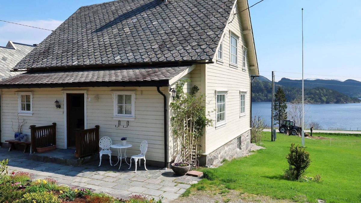 Askvoll House | Kvamsvika by Interhome