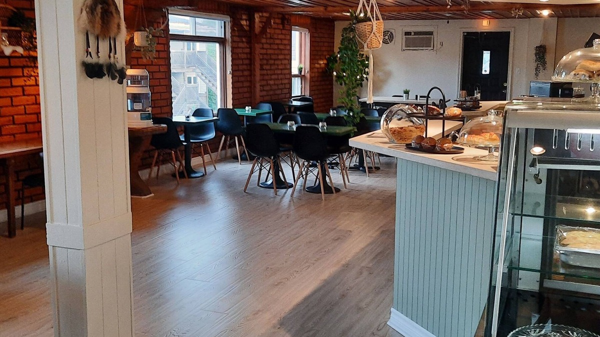 Pohenegamook Hotel | KWE Café & Auberge