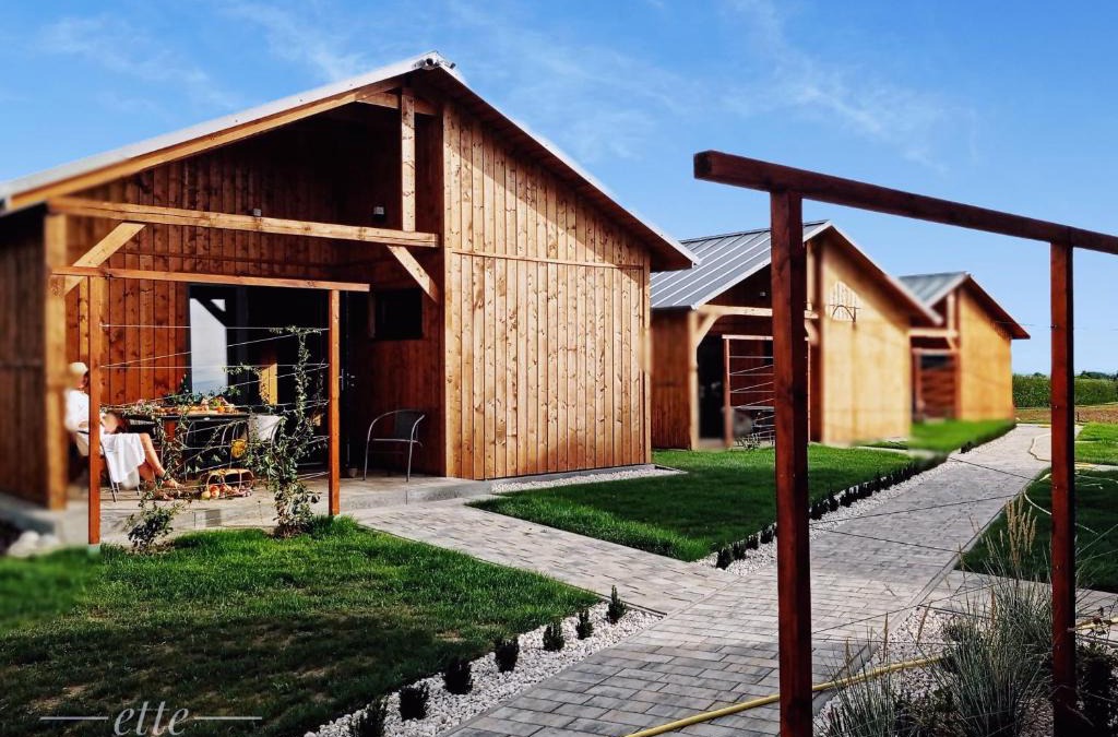 Obrazow Resort | Kwitnące Jabłonie. Całoroczne Domki Wypoczynkowe