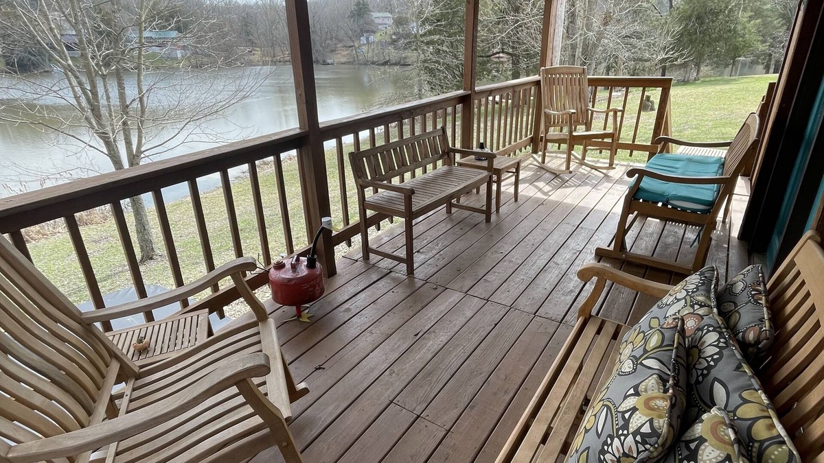 Chaplin House | KY BOURBON TRAIL LAKEFRONT HOUSE WITH DOCK SLEEPS 8! Year round Hot tub!