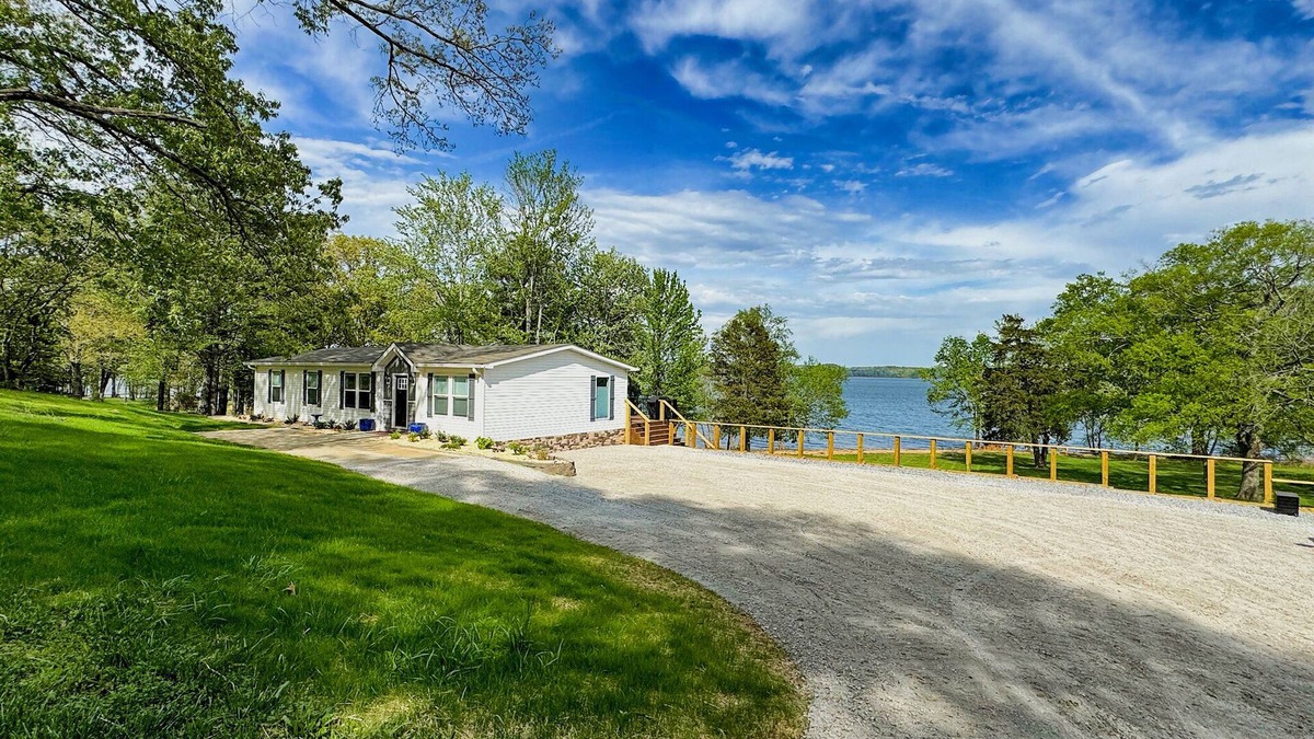 New Concord House | KY Lakeshore Retreat -Waterfront Views, Dock, Deck, Large Parking -NEW 2024