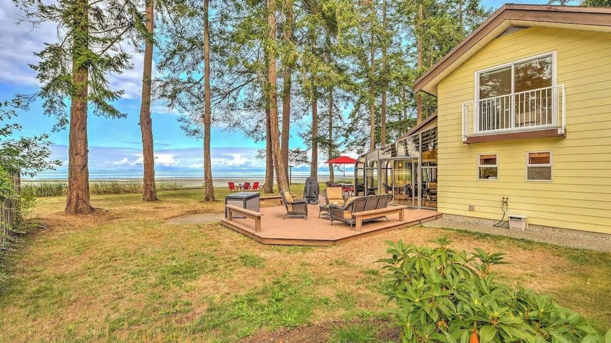 Comox House | Kye Bay Winter Beach House