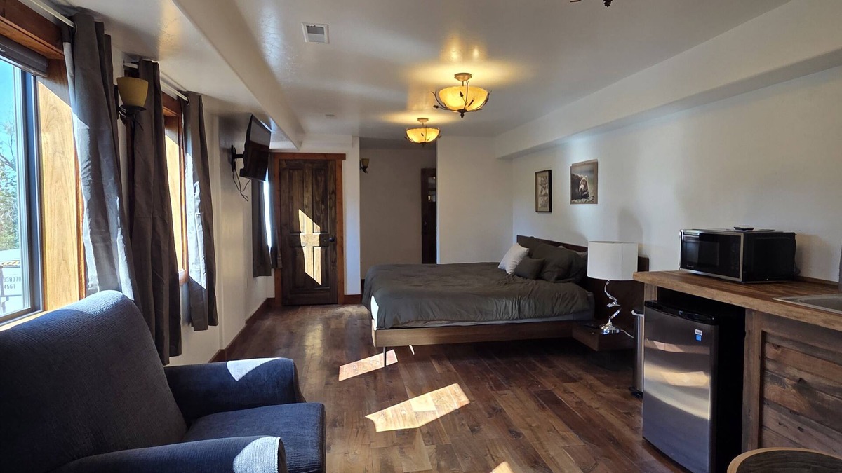 Cedaredge Apartment | Kyles Grill and Bar