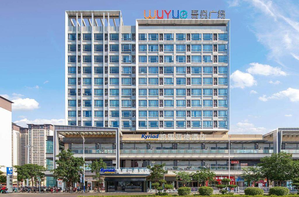 Gangbei District Hotel | Kyriad Hotel Guigang Wuyue Plaza Railway Station