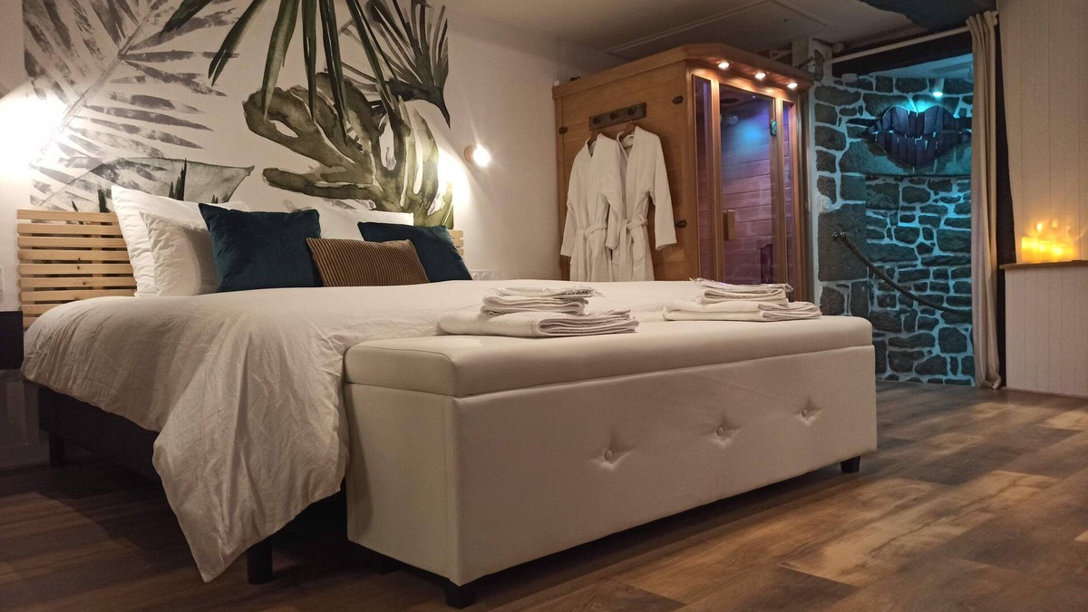 Guemene-sur-Scorff House | L'étreinte, Loveroom Avec spa et Sauna Privatifs au Centre de Guémené-sur-scorff
