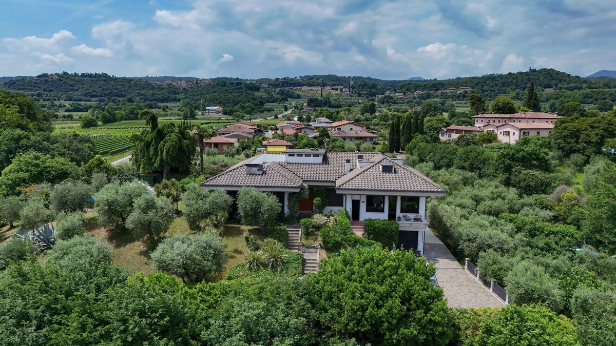 Puegnago del Garda Villa | L.A. Hills Luxury Loft in Villa with private Pool