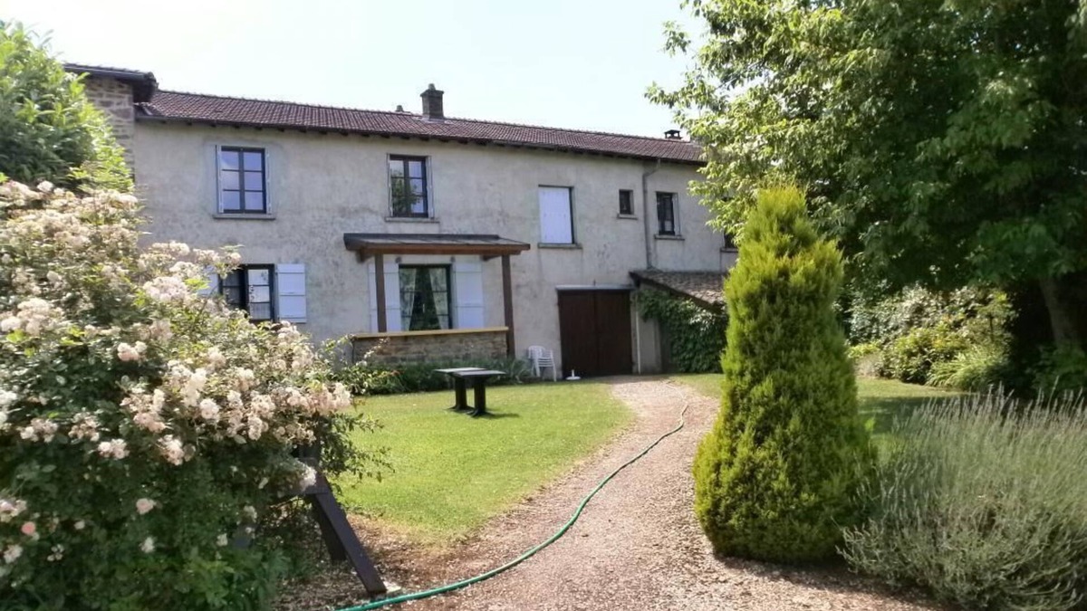 Leynes House | L' Allée des Pommiers
