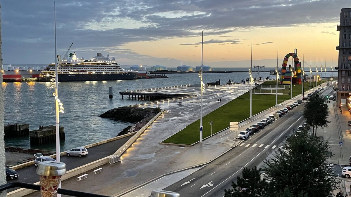 Downtown Le Havre Apartment | L'AMARRAGE APPT PERRET PANORAMIC SEA AND HARBOR VIEW