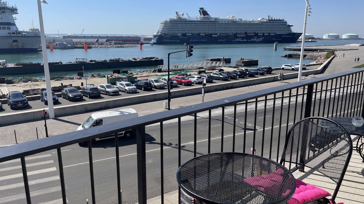 Downtown Le Havre Apartment | l'ANCRE Studio Perret with balcony in front of the harbor entrance.
